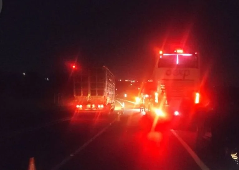 ARAPONGAS – Borracheiro morre após ônibus cair sobre ele durante troca de pneu na PR-444