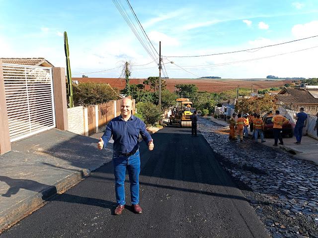 Prefeito Corona de Manoel Ribas acompanha obra de pavimentação